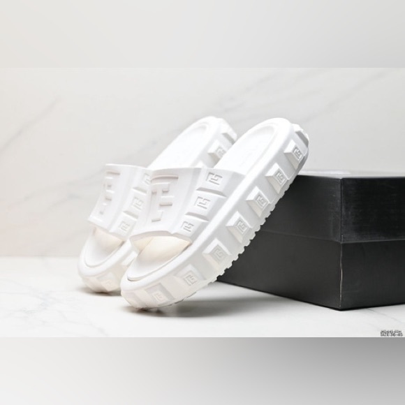 BNWT Balmain Ari Slides! - Picture 3 of 4